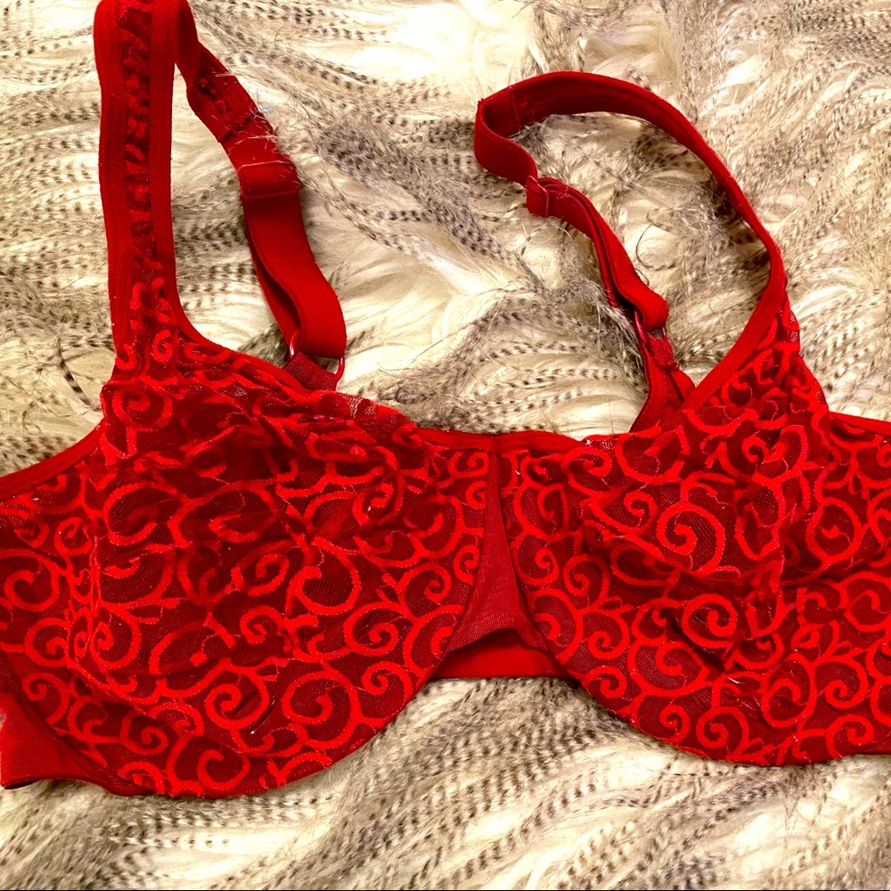 ⭐️Beautiful red underwire bra 38 DD